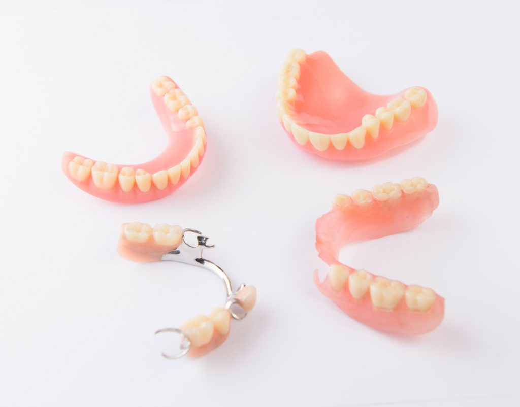 diferentes piezas de prótesis dentales