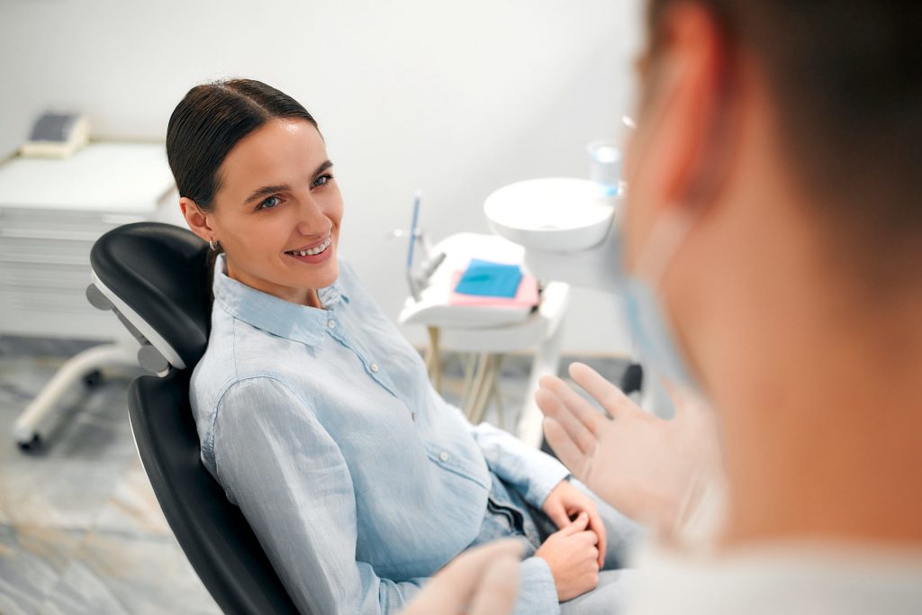 chica sonriente en dentista con ortodoncia tradicional