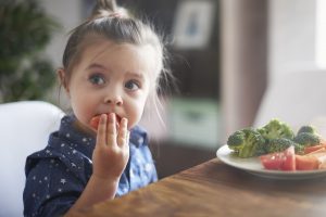 niña de 3 años comiendo alimentos saludables