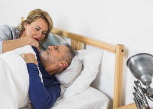 imagen de una pareja durmiendo en la cama